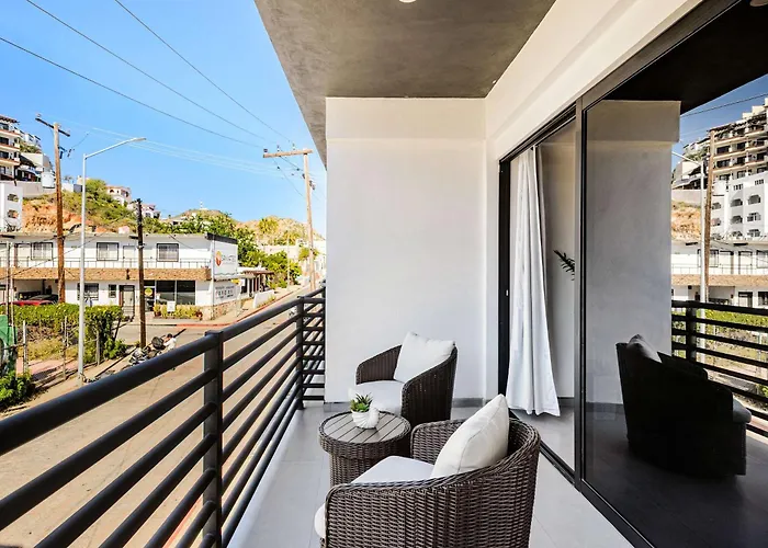 Modern Walk To Marina, Dining & Nightlife Apartment